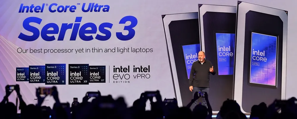 Um apresentador em um palco, sorrindo e gesticulando, enquanto exibe a nova linha de processadores "Intel® Core™ Ultra Series 3". Atrás dele, estão exibidos gráficos dos processadores e logos da Intel, destacando a mensagem de que é "o melhor processador até agora para laptops finos e leves". O público também aparece segurando dispositivos em direção ao palco, registrando o momento.