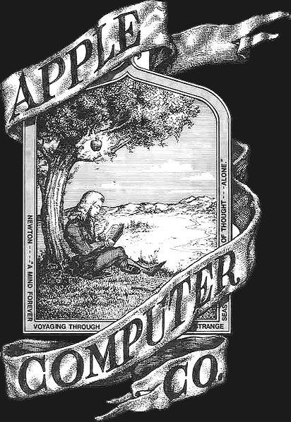 Uma gravura vintage detalhada em preto e branco do primeiro logotipo da Apple Computer Co. de 1976. A imagem central mostra Sir Isaac Newton sentado sob uma macieira, lendo um livro, com uma maçã prestes a cair sobre sua cabeça. A cena está dentro de uma moldura de janela ornamentada com a citação de William Wordsworth ao redor: 'NEWTON---'A MIND FOREVER VOYAGING THROUGH STRANGE SEAS OF THOUGHT---ALONE.'. Faixas ondulantes acima e abaixo contêm o nome da empresa: 'APPLE' e 'COMPUTER CO.', respectivamente.