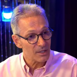 Romeu Zema, ex-governador de Minas Gerais, participa de uma entrevista ao podcast "Inteligência Ltda", com expressão séria e usando óculos, enquanto discute temas relevantes.