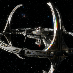 Estação Deep Space Nine flutuando no espaço escuro repleto de estrelas, sua estrutura cilíndrica cinzenta e preta com anéis rotatórios visível em perspectiva, com a faixa de cores características em um dos módulos inferiores.
